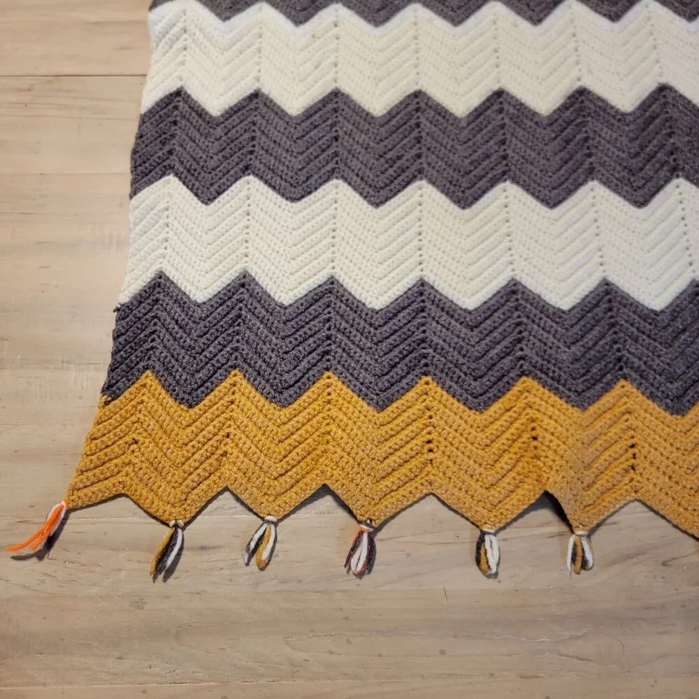 Handmade Crochet Afghan Throw Lap Blanket ZigZag Ripple Chevron Fringe 28 X 50‎